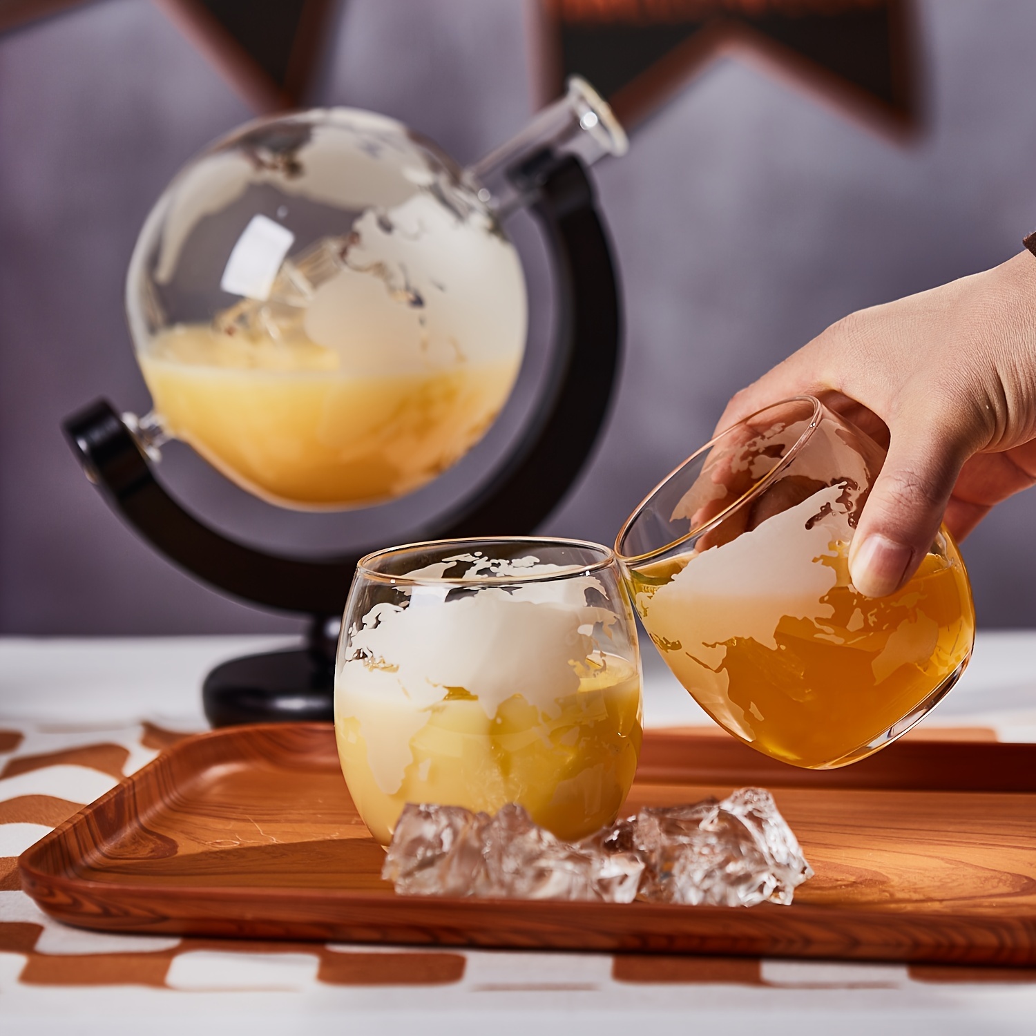 A Set Consisting of One Distin - Decanter Globe Set 评论和价格